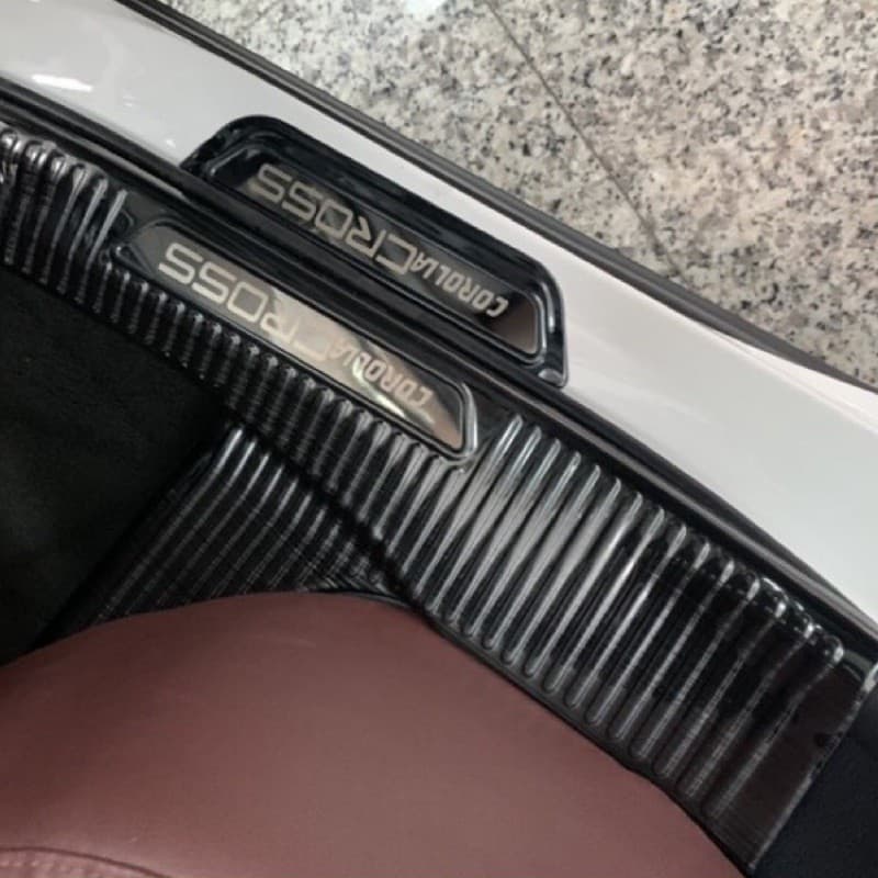 [贈一年延保]Corolla Cross專用金屬髮絲紋飾板套裝組 縮圖 6